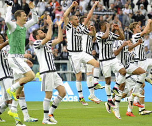 Juventus trút mưa bàn thắng, chạm một tay vào scudetto