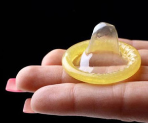 Làm gì khi chàng nói không với “áo mưa”