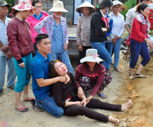 Nghìn người quê nghèo tiễn đưa 9 học sinh chết đuối