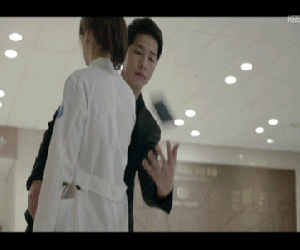 Cảnh hất điện thoại của "Hậu Duệ Mặt Trời" bất ngờ xuất hiện trong đề thi Vật lý