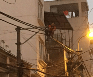 Hà Nội: Nam thanh niên "làm xiếc" trên dây điện khiến cả khu phố náo loạn