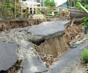 Khô hạn làm sạt lở đất nghiêm trọng ở miền Tây