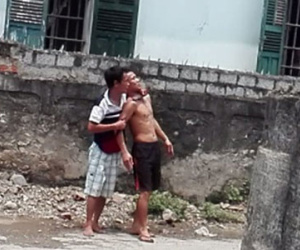 Lộ diện "thân thế" đối tượng dùng dao dí vào cổ uy hiếp 3 con tin