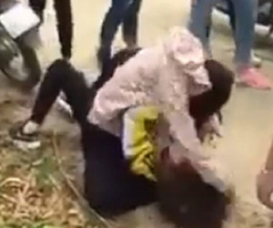 Nữ sinh bị đánh hội đồng dã man