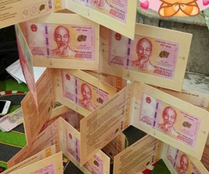 Tiền lưu niệm 100 đồng thành quà khuyến mại