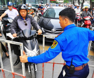 Ùn tắc kéo dài, bảo vệ dựng rào chặn xe đi trên vỉa hè