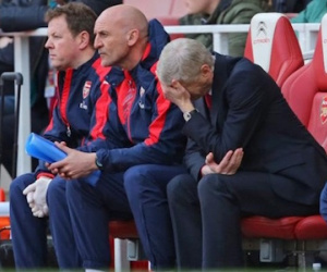 Wenger bị cầu thủ Arsenal nghi ngờ, bị CĐV thóa mạ nặng nề chưa từng thấy