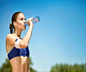 Cách làm mát cơ thể khi thời tiết nắng nóng gần 40 độ C