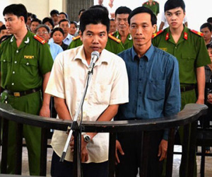 Hai cựu cảnh sát bị cáo buộc đánh chết người ra tòa