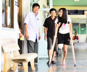 Nữ sinh bị cưa chân đi giám định thương tật