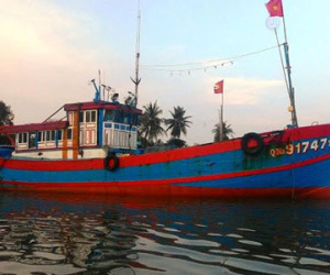 Tàu lạ hung hăng đâm tàu cá Quảng Nam hư hỏng nặng