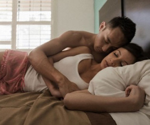 "Tôi và anh ấy đang ở trên giường cô về nhà ngay nhé!"
