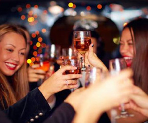 Bạn gái uống bia quá tốt khiến tôi không dám cưới