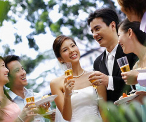 Diện nguyên cây đen đến “đại náo” đám cưới người yêu cũ