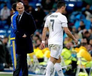 HLV Zidane hối hận vì không rút Ronaldo ra sân