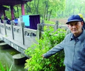 TQ: Mẹ ném con gái 6 tuổi xuống hồ vì không chịu đi học