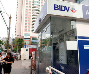 Bắt hai người Trung Quốc trộm 60 triệu đồng từ cây ATM