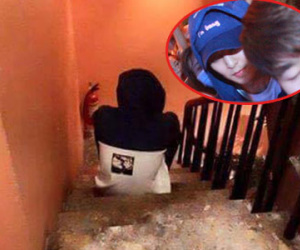 Bức ảnh Xiumin ngồi thu lu ở cầu thang quán ăn khiến các fan EXO đau lòng