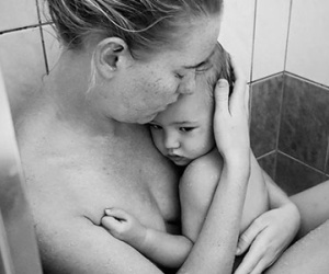 Chuyện cảm động sau bức ảnh mẹ khỏa thân ôm con gây "bão" mạng