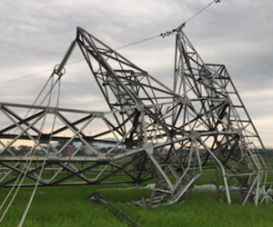 Cột điện 500 KV gãy vì gió lốc
