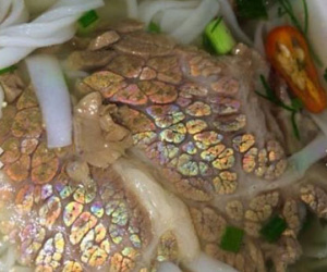 Hà Nội: Xôn xao ăn phở phát hiện thịt bò có 7 sắc cầu vồng