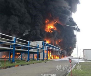 Khói cao hàng trăm mét ở vụ nổ nhà máy hóa chất Trung Quốc