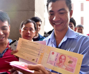 Ngày đầu bán tiền lưu niệm 100 đồng ở Sài Gòn