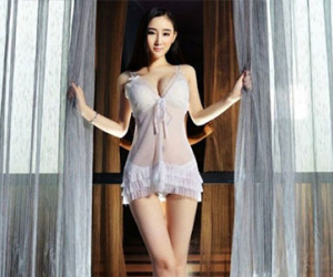 Phản cảm nữ sinh gợi cảm mặc váy xuyên thấu chụp ảnh khêu gợi