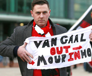 Tại sao BLĐ Man United cứ phải bám lấy Van Gaal?
