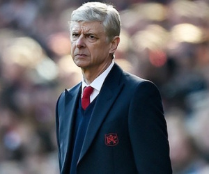 Arsene Wenger trên bờ vực của án sa thải