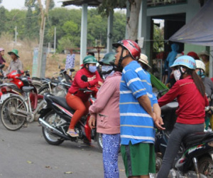 Bé gái khóc thét bên cạnh thi thể người mẹ với nhiều vết máu
