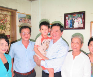 Bí thư Đinh La Thăng thăm công nhân bị tai nạn lao động