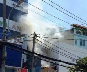 Cao ốc ở Sài Gòn bị cháy lan, hàng chục người tháo chạy