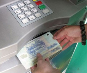 Phải làm gì khi tiền trong thẻ ATM tự “bốc hơi”?