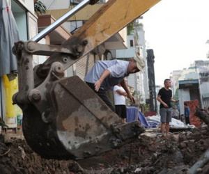 Sống giữa Thủ đô phải "đu" máy xúc để ra khỏi nhà