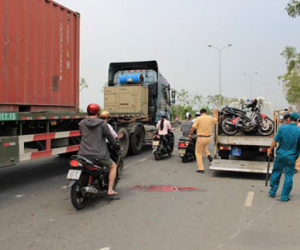 Va chạm ngã ra đường, nam thanh niên bị xe container cán chết
