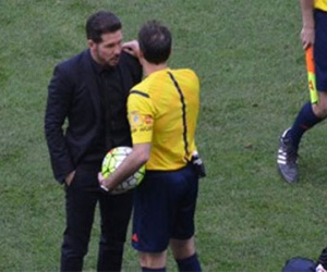 HLV Diego Simeone nhận thẻ đỏ vì diễn chiêu "bẩn" đến khó tin