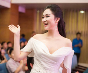 Nguyễn Thị Huyền đẹp mặn mà khi làm giám khảo