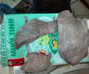 Tá hỏa phát hiện miếng thịt bò biến thành màu trắng sau 2 tiếng