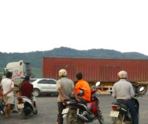 Trèo lên xe gỡ vướng dây điện, tài xế bị điện giật tử vong
