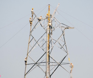 Cắt, dỡ cột điện cao thế 500kV bị giông lốc quật đổ