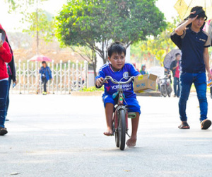 Chàng sinh viên Sài Gòn cao 80cm, suốt 22 năm đi chân đất đến trường