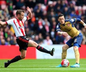 Ozil xác lập kỷ lục khủng trong ngày buồn của Arsenal