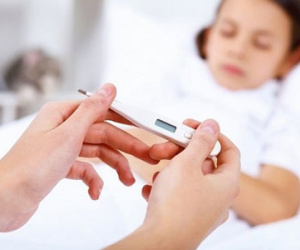 Sai lầm khi vừa cho uống và đặt thuốc hạ sốt cho trẻ