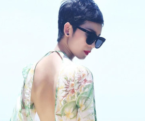 Xuân Lan tự tin khoe lưng trần sexy trước biển