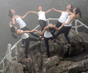 6 thiếu nữ xinh đẹp tập yoga chênh vênh bên vực núi