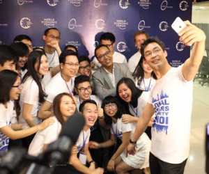 Cựu Phó thủ tướng Đức selfie cùng người Việt trẻ