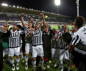 Juventus ăn mừng chức vô địch Seria A thứ 5 liên tiếp