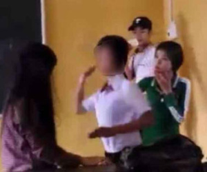 Nữ sinh tát bôm bốp vào mặt bạn giữa lớp vì... ghen