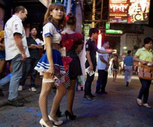 Phụ nữ bị bán "như miếng thịt" ở phố đèn đỏ Thái Lan